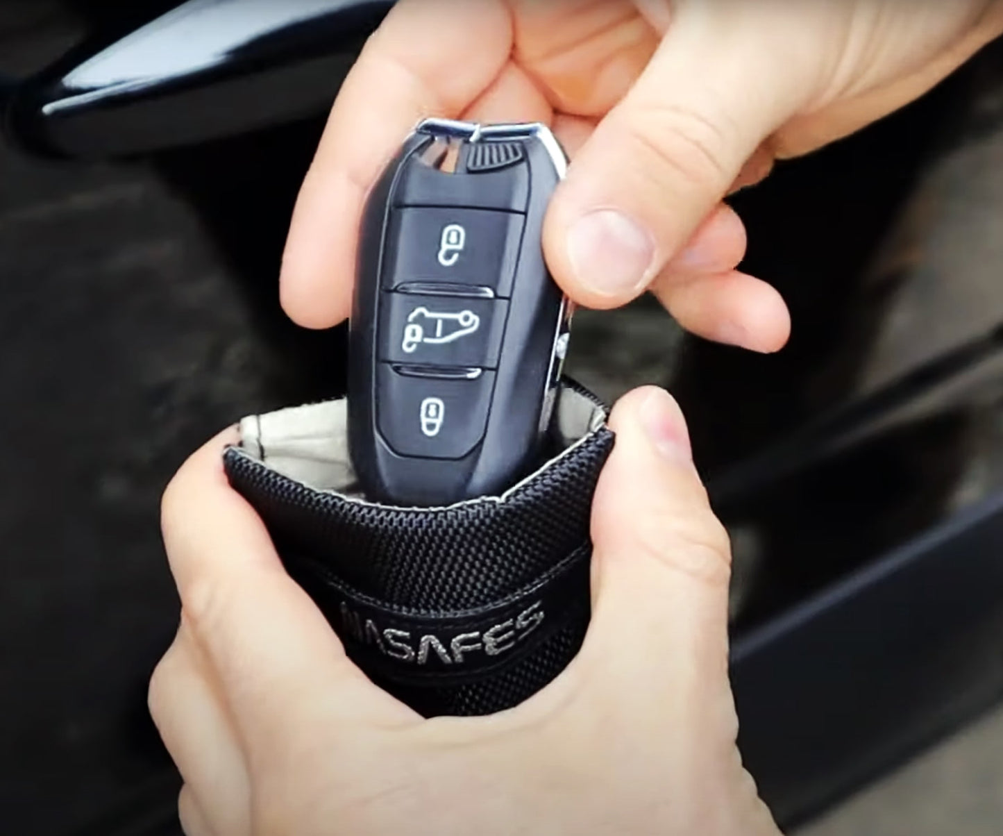 Schlüsselschutz Keyless Go als einzigartige einhandbedienung. Damit ist es möglich, seinen Autoschlüssel mit nur einer Hand herauszuholen. Ideal wenn man nur eine Hand nach dem einkaufen frei hat.