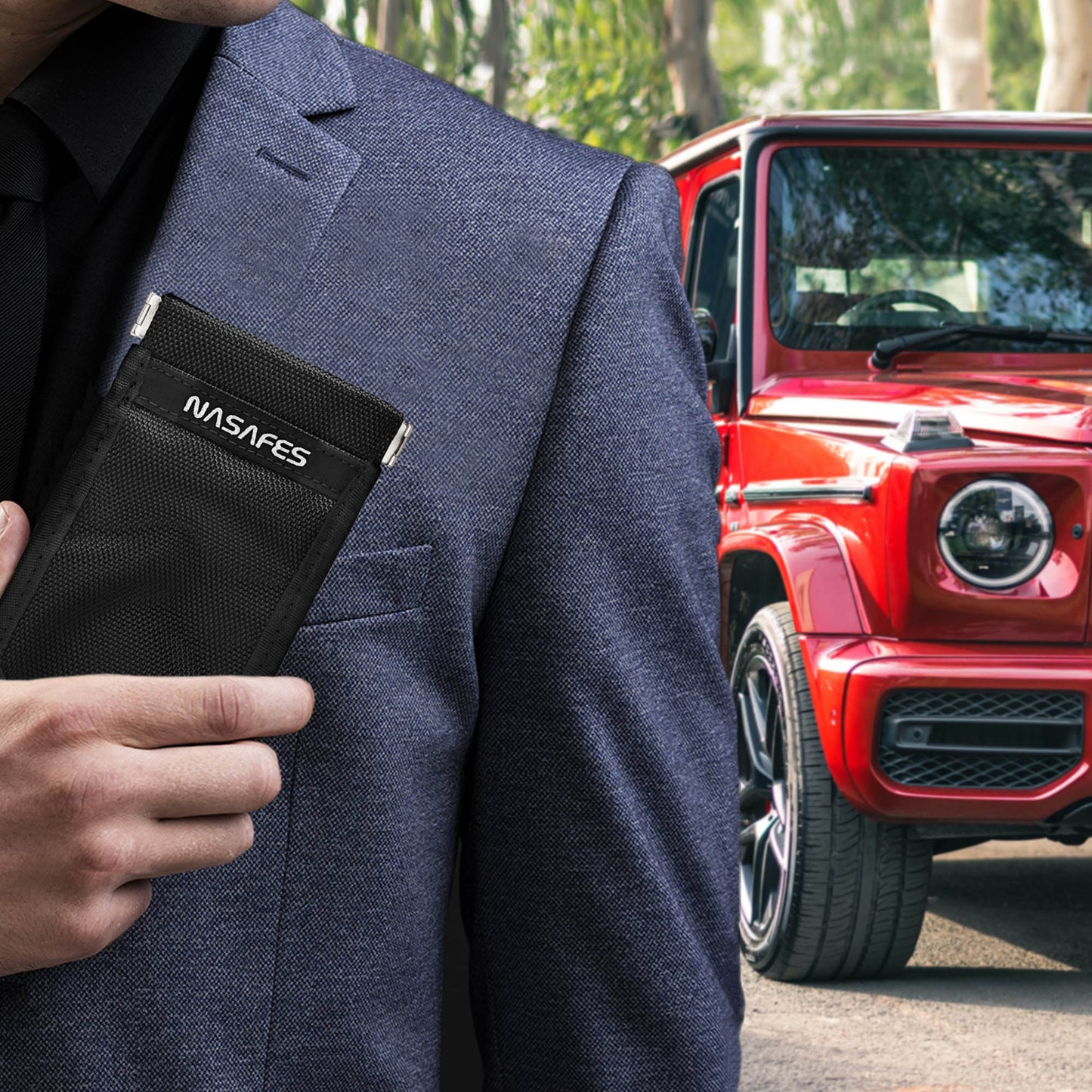 Mann im anzug steht vor einem roten Geländewagen und hält eine Keyless Go Schutz Autoschlüssel Tasche in der Hand. Auf der tasche steht Nasafes und sie soll als Schutzhülle Autoschlüssel Keyless fungieren.
