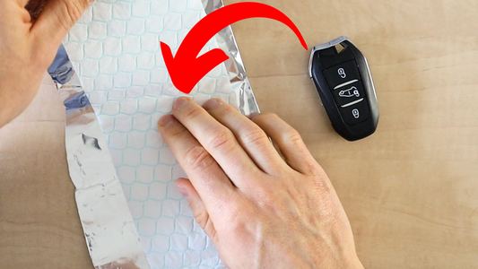 Keyless Go Diebstahl verhindern. Kostengünstig mit Alufolie und Papier. Anleitung wie man seinen Keyless Autoschlüssel schützt.