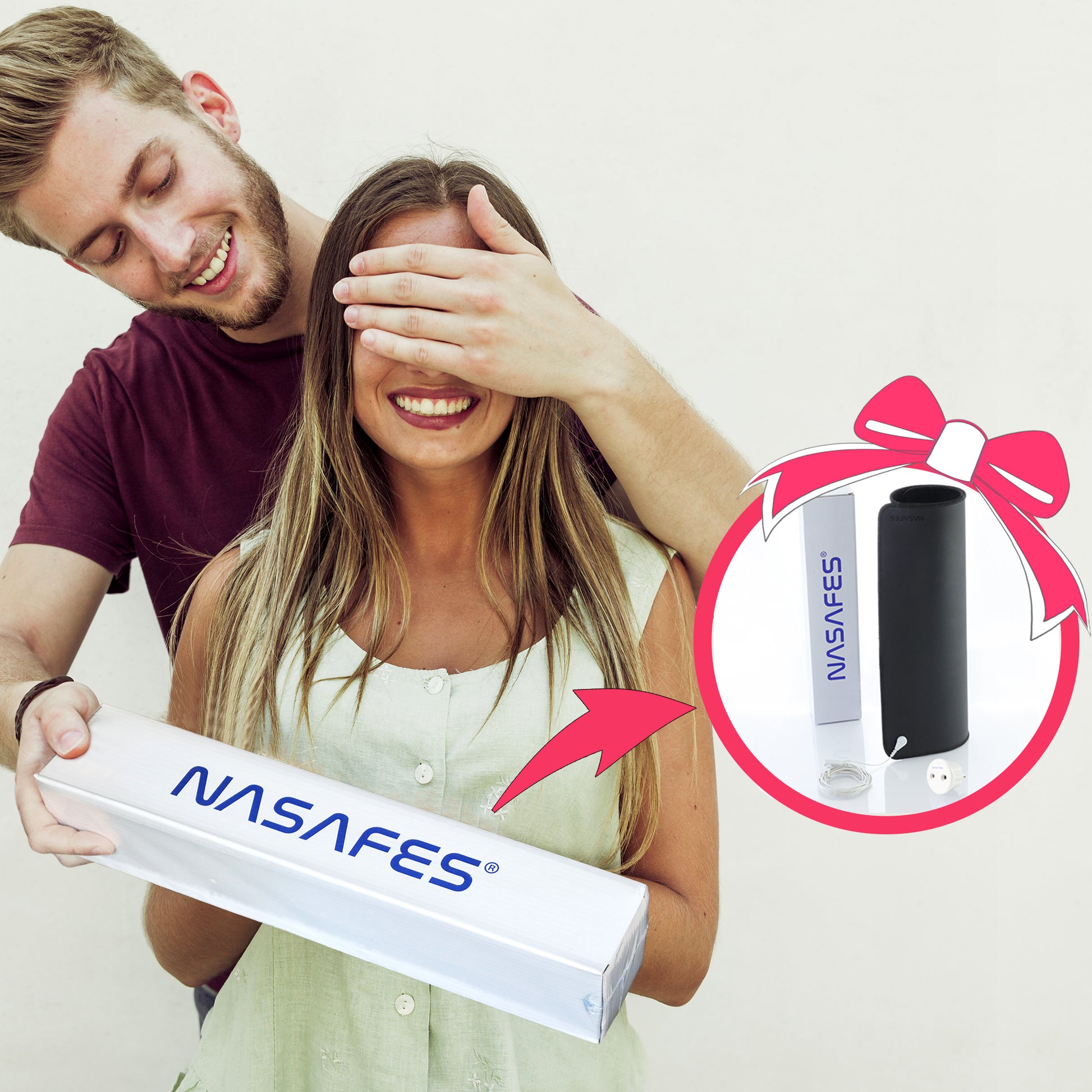 Ein Mann überrascht eine Frau mit einer Erdungsmatte von NASAFES. Im Hintergrund ist eine Grounding Matte für die Füße zu sehen. Ideal als Geschenk für Frauen und Männer.