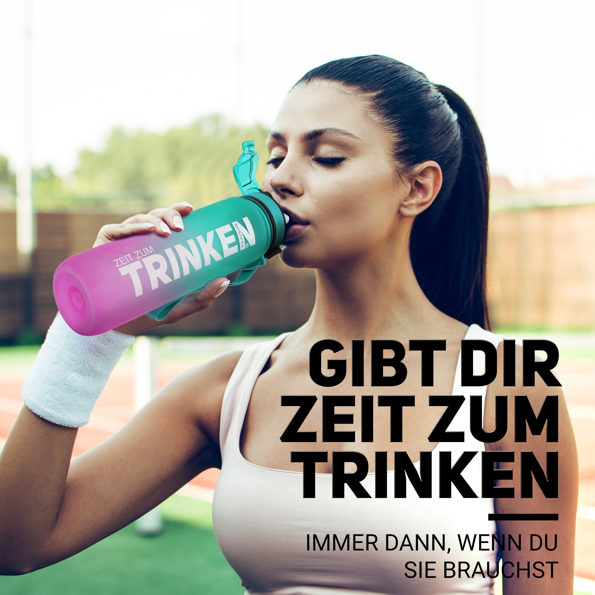 Eine Frau trinkt aus einer zweifarbigen Trinkflasche mit türkisem Oberteil und pinkem Unterteil. Auf der Flasche steht in großen weißen Buchstaben der Motivationsspruch "ZEIT ZUM TRINKEN". Die Frau ist in sportlicher Kleidung und befindet sich auf einem Tennisplatz. Der Text "GIBT DIR ZEIT ZUM TRINKEN" ist in großen schwarzen Buchstaben auf dem Bild zu sehen. Diese trinkflasche sport ist besonders als trinkflasche 1 liter und trinkflasche motivation geeignet