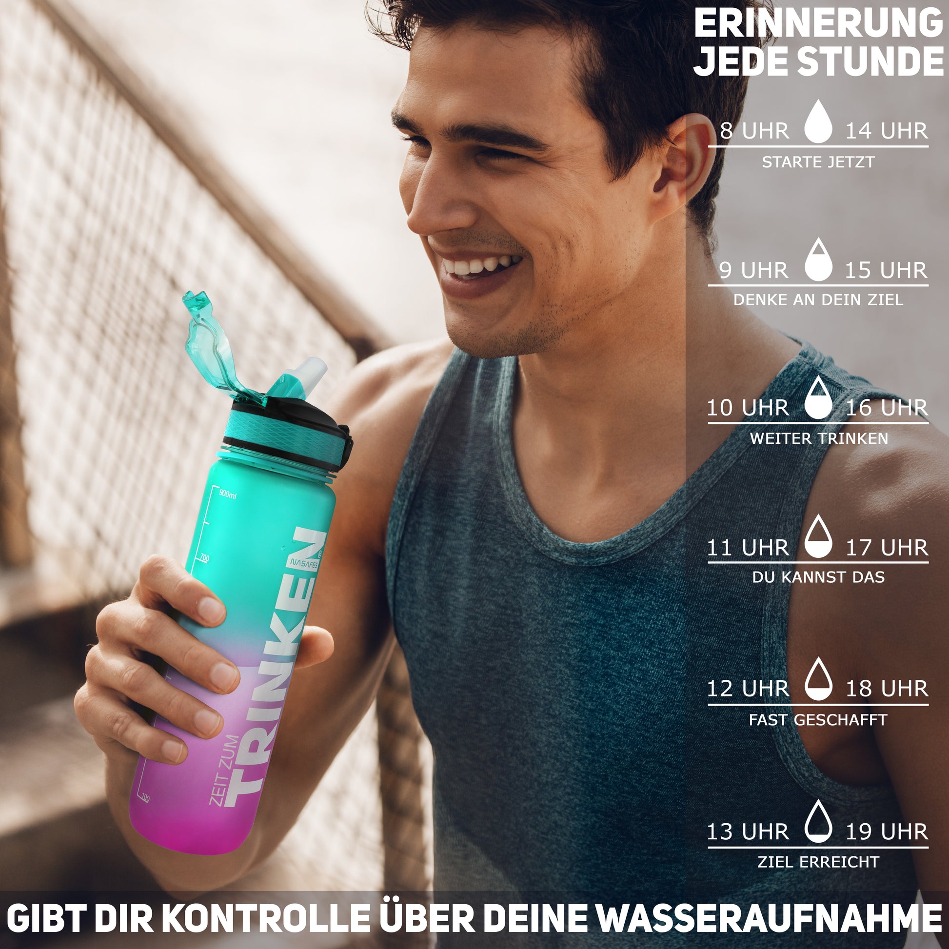 Ein junger Mann hält eine Motivationsflasche, auf der verschiedene Zeitmarkierungen und Motivationssprüche auf Deutsch stehen. Der Text "ERINNERUNG JEDE STUNDE" und die stündlichen Erinnerungen von 8 bis 19 Uhr sind neben ihm zu sehen. Der Text "GIBT DIR KONTROLLE ÜBER DEINE WASSERAUFNAHME" ist unten im Bild. Diese trinkflasche mit zeitanzeige deutsch ist perfekt als trinkflasche erinnerung und trinkflasche sport geeignet.